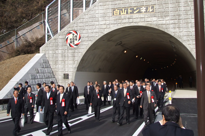 http://tamionet.com/blog/image/20101204-2_hakusan-tunnel.jpg