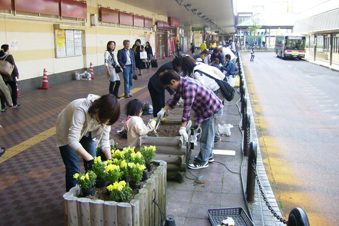 http://tamionet.com/blog/image/20110519-1_ekimae-planter.jpg